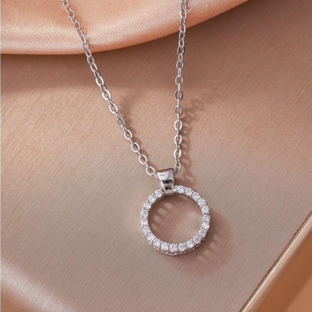 Elegant Silver Circle Pendant Necklace NEW
